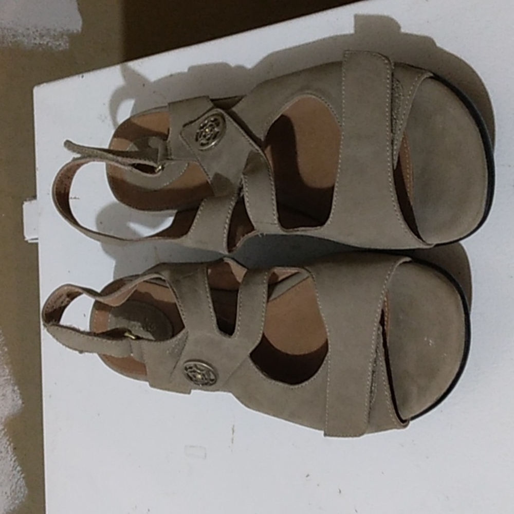 Clark artisan beige sandals 9.5m velcro pre owned women's